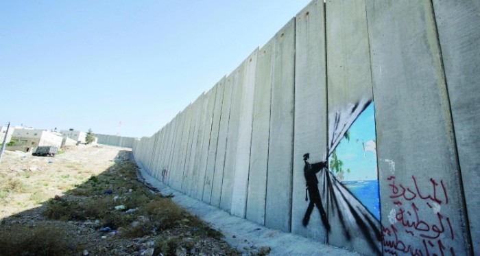 zdroj: http://creativelife.cz/banksy-a-jeho-kontroverzni-umeni-v-izraeli/