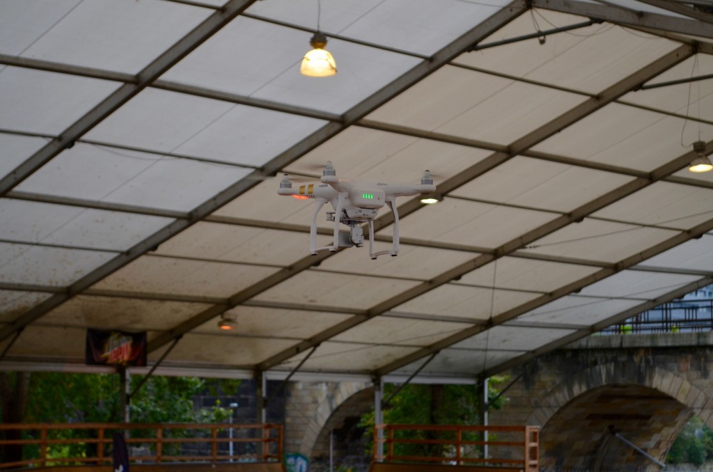 Dron, který se neúčastnil, ale naopak pořizoval záběry ze závodů.