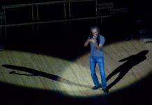 Bobby McFerrin zpíval jména Pražáků