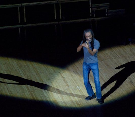 Bobby McFerrin zpíval jména Pražáků