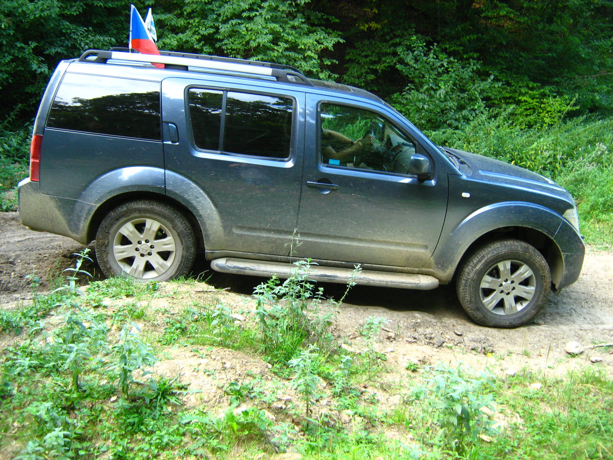 Nissan Pathfinder – Silniční tank