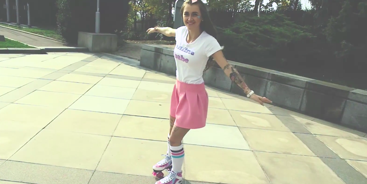 Divoška Sharlota se v novém coveru na Welcome to the Jungle ukazuje v úplně jiném světle