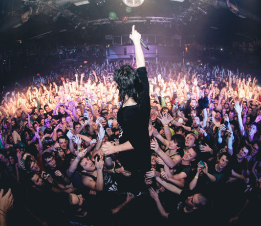 Elektronický mág Skrillex míří do Prahy