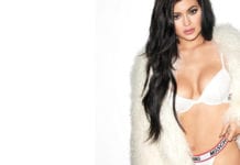 Je libo krev a mlíko? Kylie Jenner a její nejlepší polonahé fotky