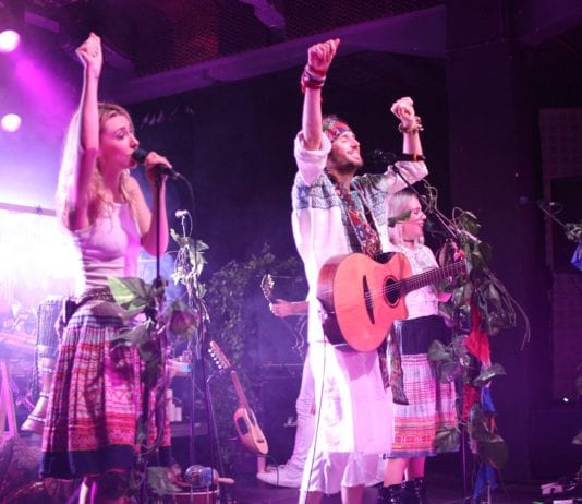 Crystal Fighters odehráli květinkový koncert v MeetFactory