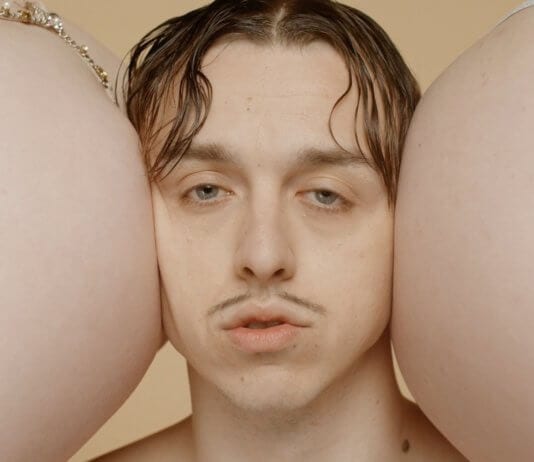 Rap star Tommy Cash přiveze do MeetFactory porci extravagantního bizáru z východního bloku