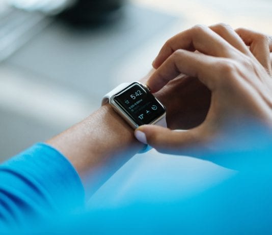 Analýza komunikace na internetu: Hodinky a chytré hodinky