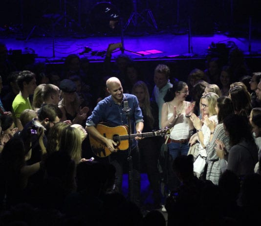 Společné vytí na měsíc i komorní session na parketu – Milow uhranul Prahu