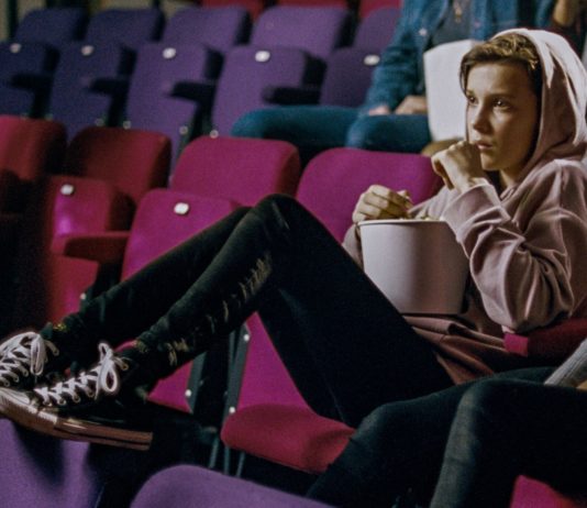 Converse a Millie Bobby Brown ponořeni do filmu