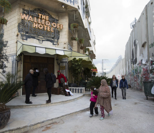 Tajemný Banksy otevírá svůj vlastní hotel, a to přímo v Betlémě!