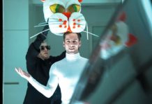 Performance za výlohou letenského kadeřnictví? To je PopUpShow Petra Vančury!