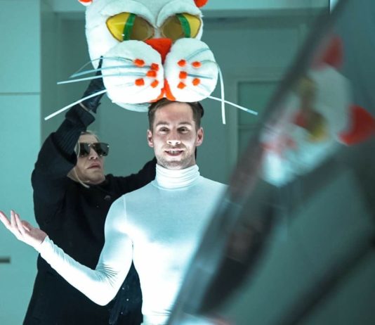 Performance za výlohou letenského kadeřnictví? To je PopUpShow Petra Vančury!