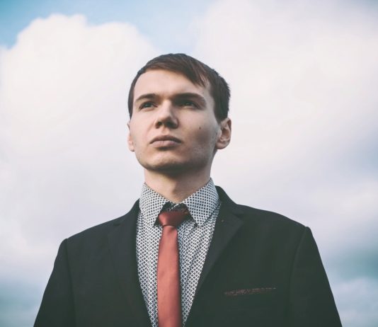 Opusť školu a staň se elitním pojišťovákem! … Dluhy čekají.