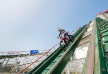 Sjet na motorce obří horskou dráhu? Pro Juliena žádný problém!