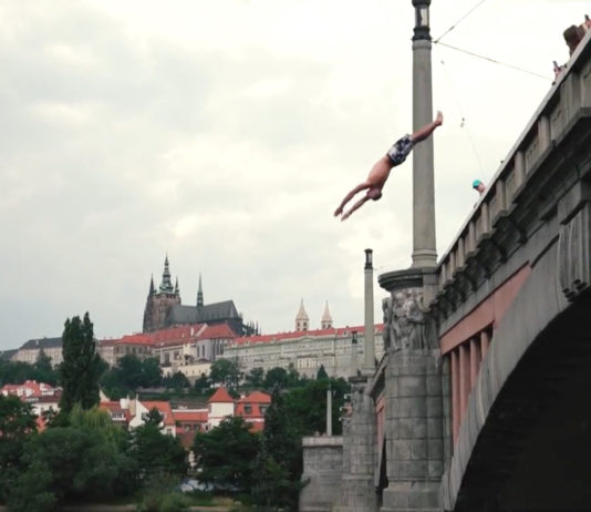 Připravte se na HIGHJUMP 2017! Takhle se skákalo z pražských mostů do Vltavy