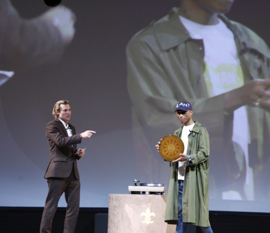 Pharrell Williams představil skladbu „100 YEARS“, kterou však lidé uslyší až v roce 2117