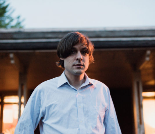 Bezprostředně strhující John Maus udeří s kapelou na MeetFactory