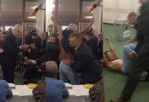 Aktuálně z voleb: Na Miloše Zemana ve volební místnosti vyskočila polonahá aktivistka