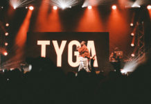 Fotoreport: Incident s pepřovým sprejem přerušil Tygovu show ve Foru Karlín