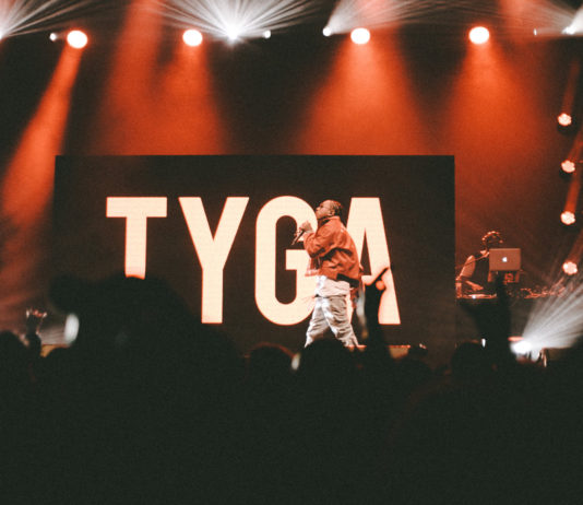 Fotoreport: Incident s pepřovým sprejem přerušil Tygovu show ve Foru Karlín