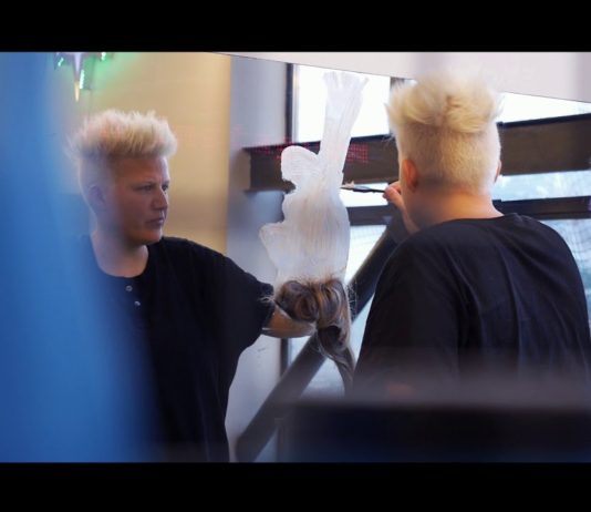 Mirrors #3: Malování barvami na vlasy na kadeřnická zrcadla pokračuje s Eliškou Podzimkovou