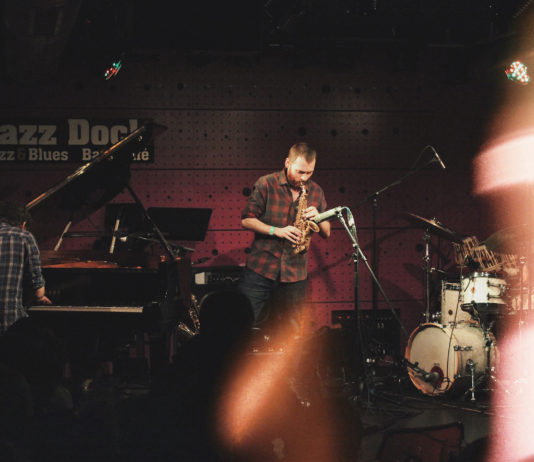 Jazzové trio Mammal Hands rozvířilo svým koncertem v Jazz Docku hladinu přilehlé Vltavy
