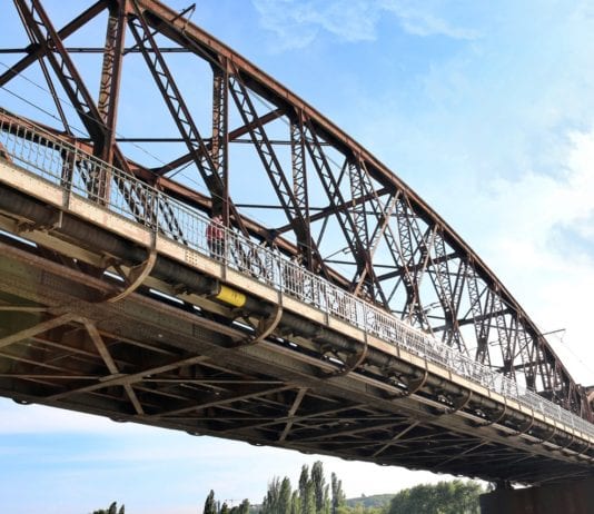 VIDEO: Tři cliffdiveři skočili naráz ze tří pražských mostů