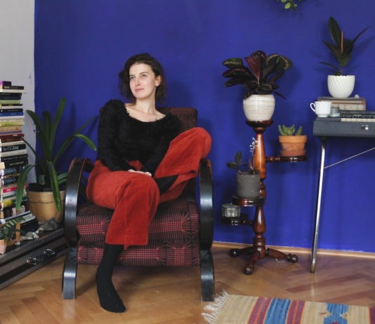 Never Sol: Melancholický synthpop Sáry Vondráškové