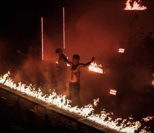 Fotoreport: Parkway Drive se vrátili do Prahy, kde v plamenech zakončili své evropské turné