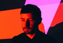 Audiovizuální mág Max Cooper zahraje znovu v Praze