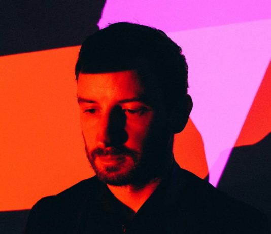 Audiovizuální mág Max Cooper zahraje znovu v Praze