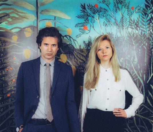 Still Corners se svými éterickými melodiemi po osmi letech znovu zavítají do Prahy