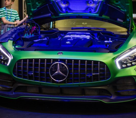 Fotoreport: Jaguar, Bugatti, McLaren. Automobilové Legendy 2019