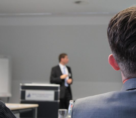 Pryč s roll-up bannery. Digitální panely dělají dojem