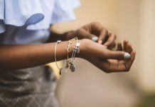 Váháte, co dát ženě k narozeninám nebo k výročí? Šperk je sázka na jistotu.