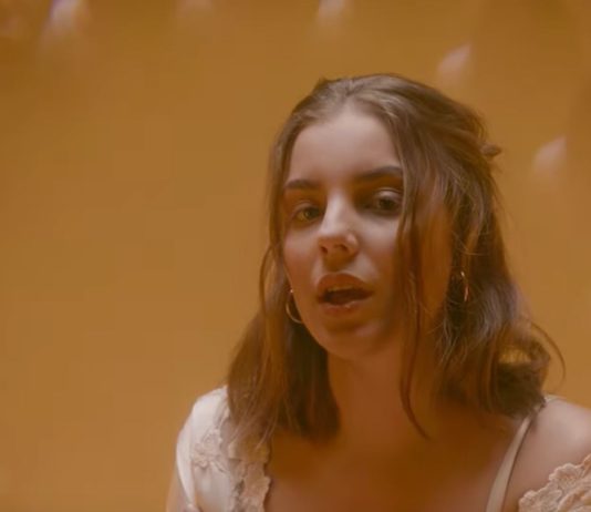 Tea Sofia přichází s videoklipem ke skladbě Honey and Silk