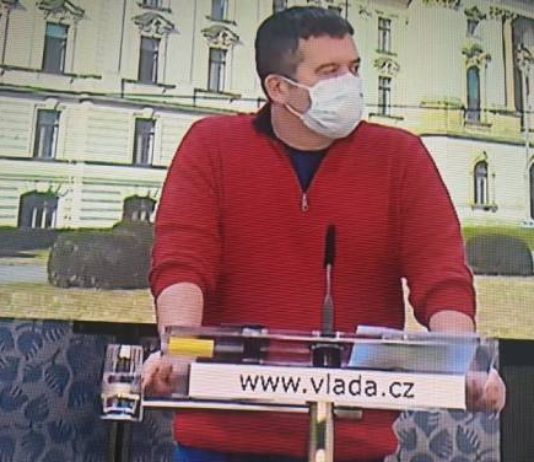 Koronavirus z jiného úhlu. Jan Hamáček jako módní idol