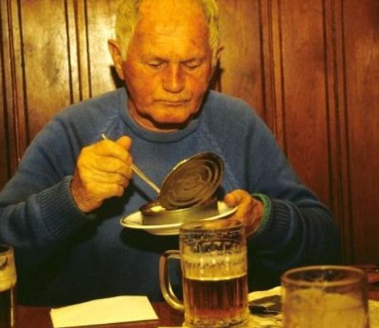 Pět zajímavostí o spisovateli Bohumilu Hrabalovi ~ AUDIO