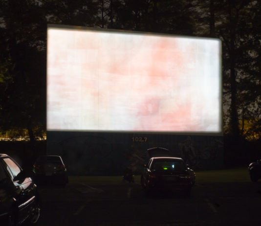 Drive-in festival Art Parking nabídne bezpečné divadlo, koncerty i kino