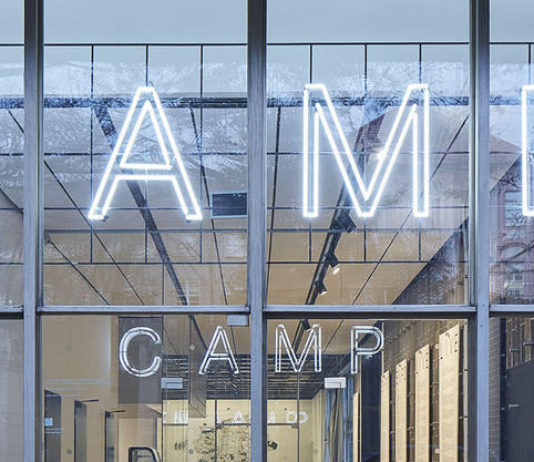 Jak na kvalitní veřejný prostor a co s vizuálním smogem? CAMP na léto chystá zajímavé knihy a přednášky