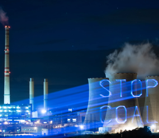 STOP COAL: Uhelná elektrárna Počerady se stala terčem guerillové laserové projekce