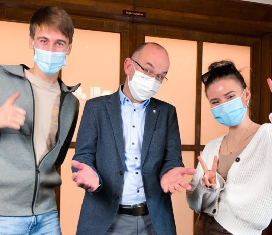 KOMENTÁŘ: Nesmysl za půl milionu. Vláda si založila TikTok, střílí ale do prázdna