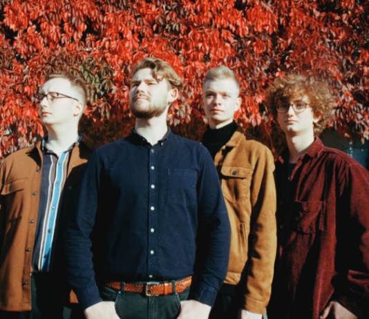 PREMIÉRA: Život skrz obrazovku, posedlost a sociální sítě v novém klipu Page Turners – Ema