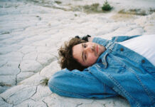 I kluci někdy pláčou. Yasha vydává citlivé debutové album The Boy Who Came Here From The Dust