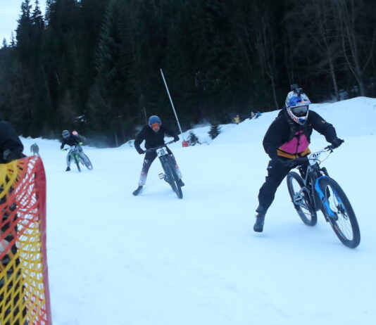 Ledově namražená divočina. Ve Špindlu se jel závod kol na sněhu Chinese Downhill
