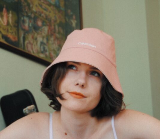 Anna Vaverková se vrací k češtině. Poslechněte si její EP Roztomilá holka Anna Vaverková
