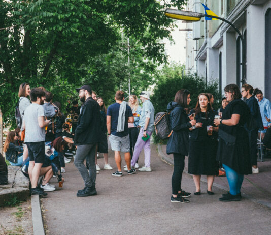 Veřejný dům 21. června v MeetFactory: vernisáže, otevřené ateliéry a koncerty