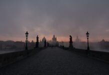 Jóga na Karlově mostě. Unikátní lekci při příležitosti Mezinárodního dne jógy na klavír doprovodí Karel Havlíček