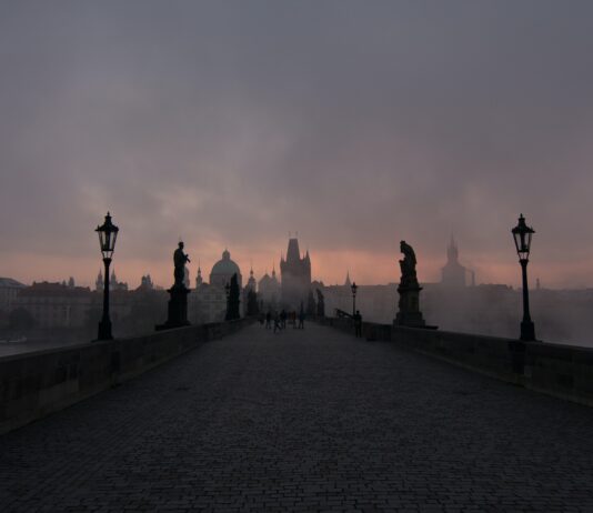 Jóga na Karlově mostě. Unikátní lekci při příležitosti Mezinárodního dne jógy na klavír doprovodí Karel Havlíček