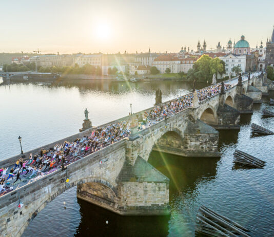 Magické ráno na Karlově mostě. Mezinárodní den jógy přišlo oslavit přes 400 jogínů